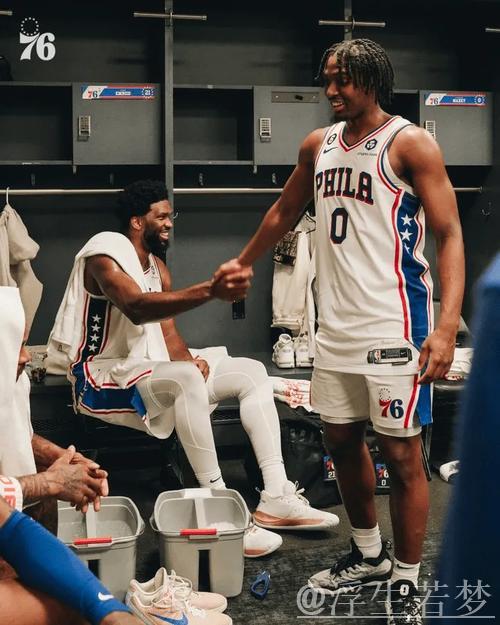76人官媒晒照：恩比德与哈利伯顿赛后交流